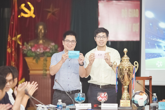 Đại diện đội bóng Tập đoàn CIENCO4 bốc thăm vào mã C3