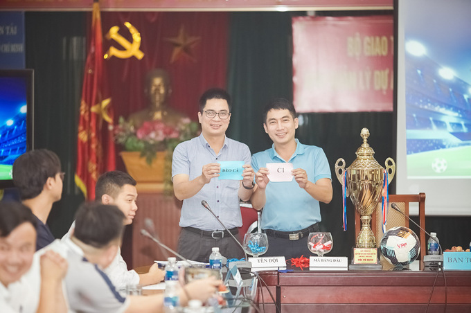 Đại diện đội bóng Tập đoàn Đèo Cả bốc thăm vào mã C1