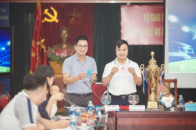 Đại diện đội bóng TEDI bốc thăm vào mã B1