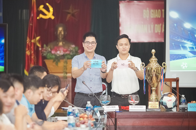 Đại diện đội bóng Vĩnh Hưng bốc thăm vào mã A2