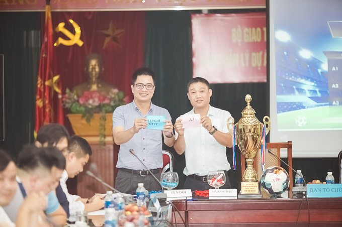 Đại diện đội bóng chủ nhà của giải đấu Tạp chí Giao thông vận tải bốc thăm vào mã A3