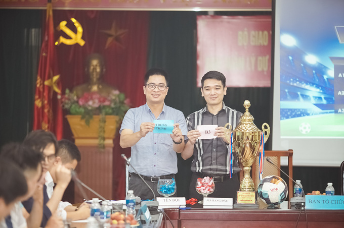 Đại diện Đội bóng Trung Chính bốc thăm cùng đại diện Ban Tổ chức (Đại diện đội Trung Chính bốc thăm được mã B3)