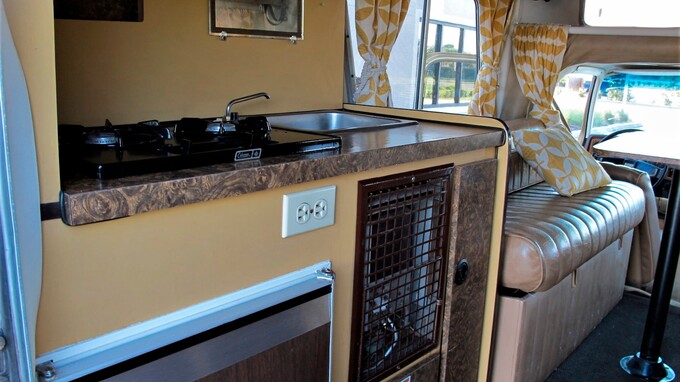 Xe trang bị cả bếp nấu phục vụ cho Camping.