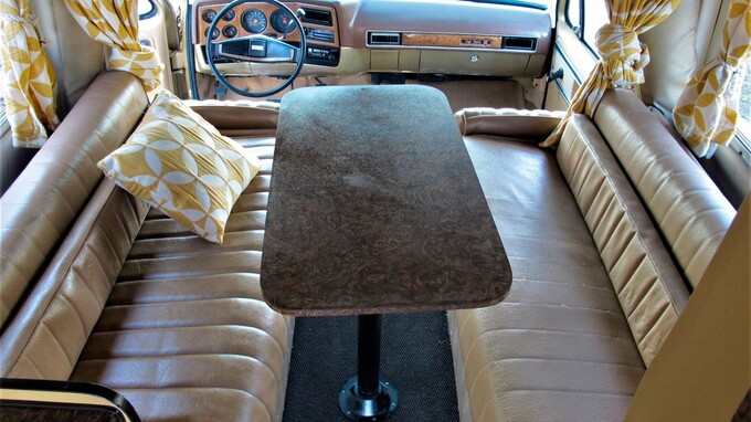 Giữa xe có một bàn ăn nhỏ.