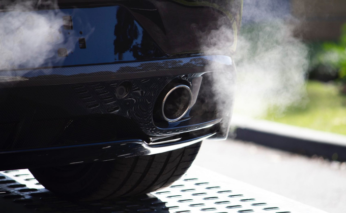 Nếu ống dẫn khí thải bị va đập dẫn đến móp méo, biến dạng hoặc tích tụ chất bẩn lâu ngày mà không được vệ sinh cũng dẫn đến tình trạng tắc ống xả ô tô

