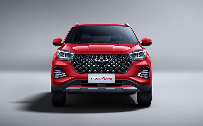 Lưới tản nhiệt hình lục giác nổi bật với các đốm sáng bóng ở phía trước. 