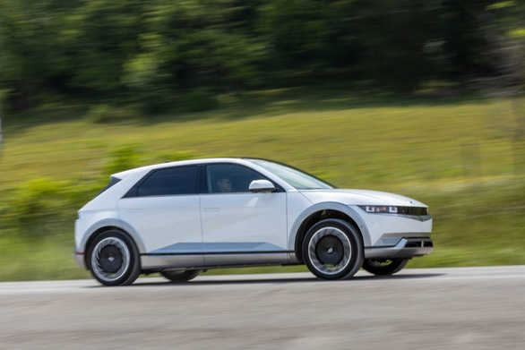 Hyundai Ioniq 5 bị ảnh hưởng trực tiếp sản lượng vì giới lái xe vận chuyển tại Hàn Quốc đình công - Ảnh: Carscoops

