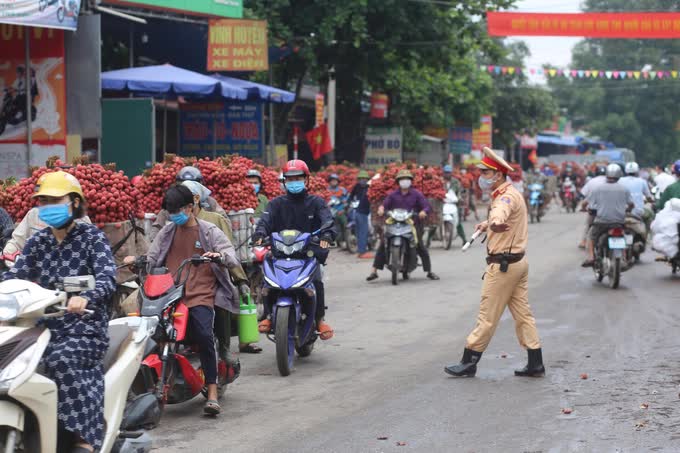 Lực lượng CSGT (Công an huyện Lục Ngạn) mở chiến dịch cao điểm đảm bảo ATGT, duy trì lực lượng chốt trực tại các điểm có nguy cơ xảy ra ùn tắc giao thông giúp nhân dân tiêu thụ vải thiều năm 2022.