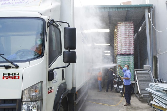 Việc khử khuẩn phòng chống COVID-19 được các thương nhân nước ngoài và chủ cơ sở đóng gói vải thiều xuất khẩu tại huyện Lục Ngạn kiểm soát nghiêm ngặt.