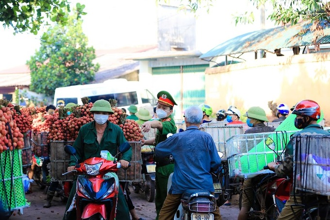 Công an huyện Lục Ngạn tăng cường lực lượng trực chốt đảm bảo TTATGT mùa thu hoạch vải thiều.