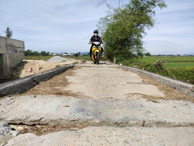 Cầu tạm xuống cấp, hư hỏng, tiềm ẩn nhiều nguy cơ mất an toàn giao thông. Ảnh: Đ.T

