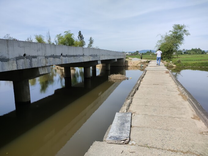 Lãnh đạo huyện, giám đốc đơn vị thi công bị Công an bắt giữ khiến cây cầu Bến Lội dừng thi công. Ảnh: Đ.T


