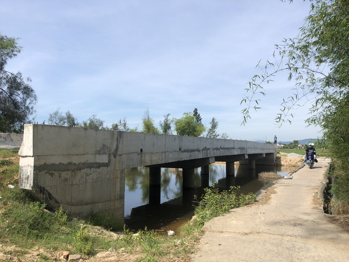 Phần đường dẫn lên cầu chưa triển khai thi công. Ảnh: Đ.T

