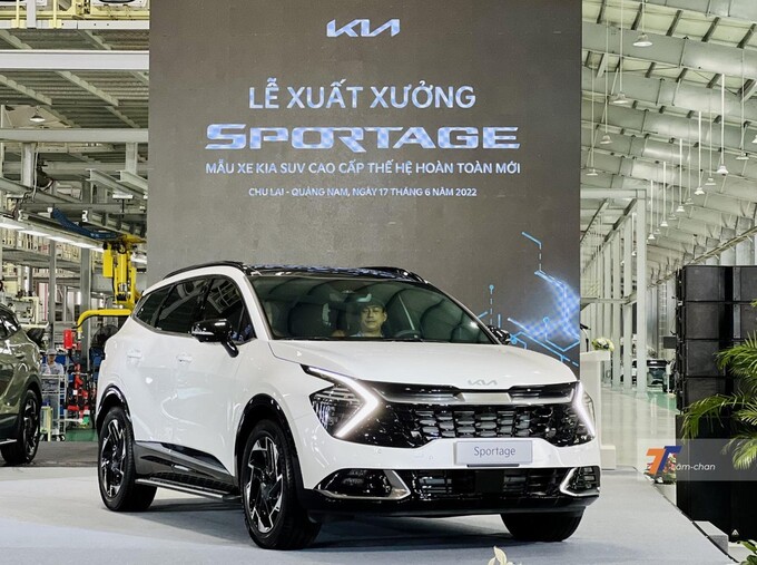 Xe có thiết kế khỏe khắn, gây ấn tượng với lưới tản nhiệt trải sang 2 bên và ngăn cách với cụm đèn trước bằng dải đèn LED định vị hình boomerang.

