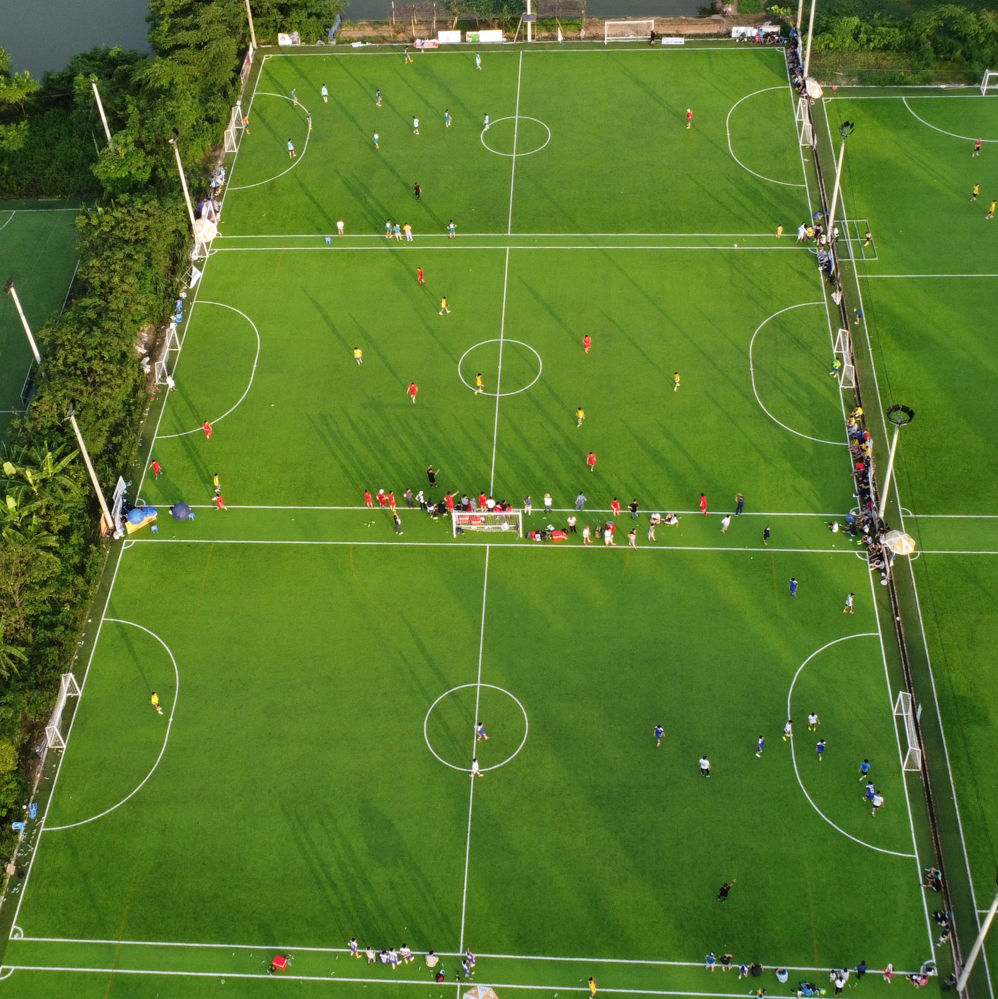 9 lượt trận vòng bảng diễn ra sôi nổi trong ngày 18/6