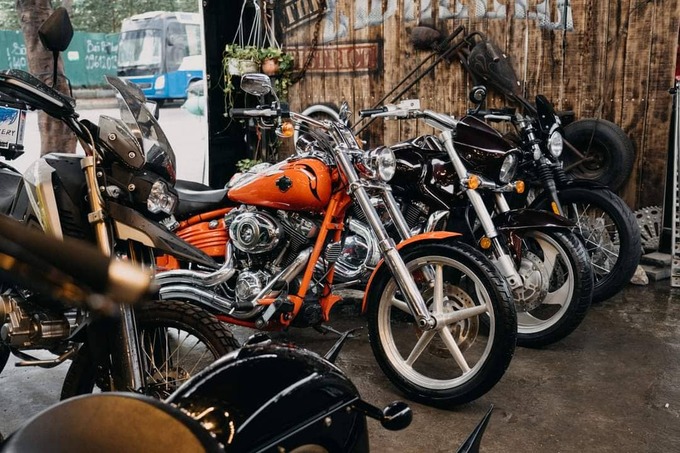 Các biker ở đây cũng có thể đến mua vật tư để tự chăm sóc xe của mình.