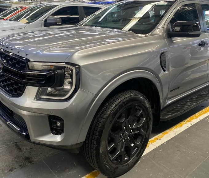 Bản Sport của Ford Everest 2022 sẽ sơn đen nhiều chi tiết ngoại thất như mâm hợp kim, lưới tản nhiệt, cản trước, ốp gương và còn có cả dòng chữ “Everest” trên nóc ca-pô.

