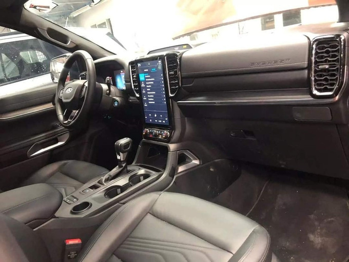 Nội thất bản Titanium của Ford Everest 2022 tại đại lý.
