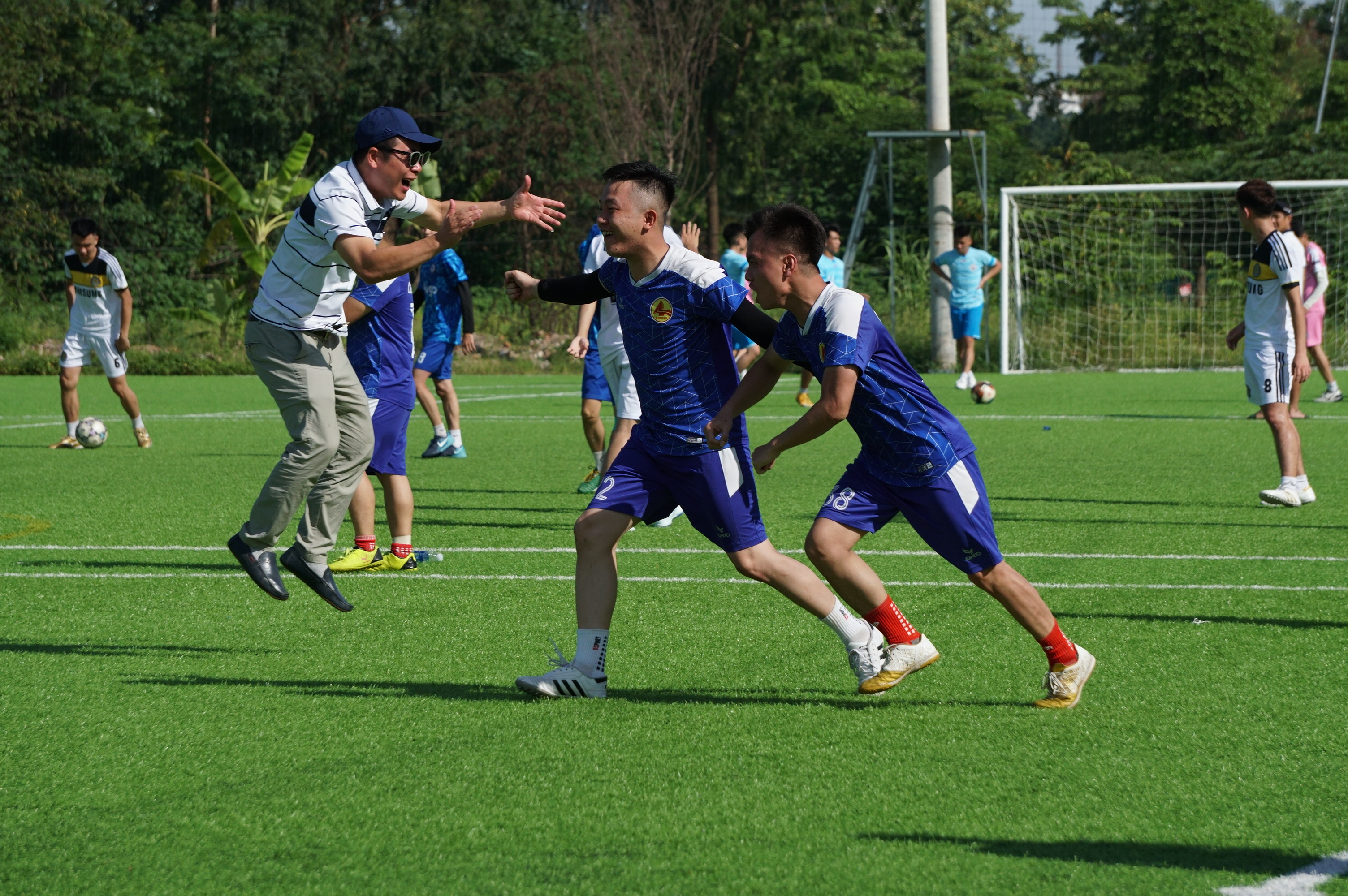 Cầu thủ và cổ động viên đội CIENCO4 ăn mừng sau khi ghi bàn thắng duy nhất của trận bán kết 2