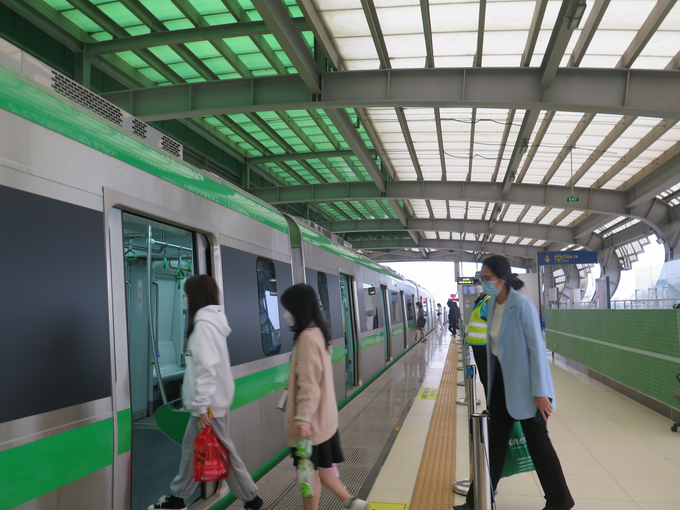 Hành khách đi tàu đường sắt đô thị tuyến Cát Linh - Hà Đông 