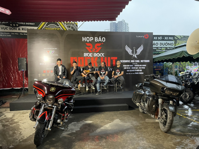 Không gian một buổi họp báo liên quan đến Rock và xe.
