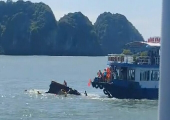 Phương tiện trung chuyển khách bị chìm sau khi va chạm - Ảnh: D.T