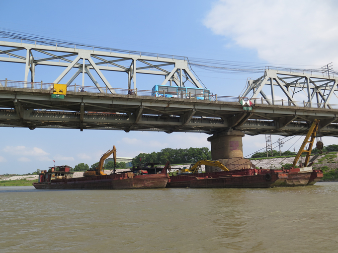 Chướng ngại vật trụ cầu Đuống cũ có chiều cao hơn 2,5m, nằm chìm và đúng vị trí khoang thông thuyền của cầu, gây nguy hiểm cho tàu thuyền khi mực nước xuống thấp.