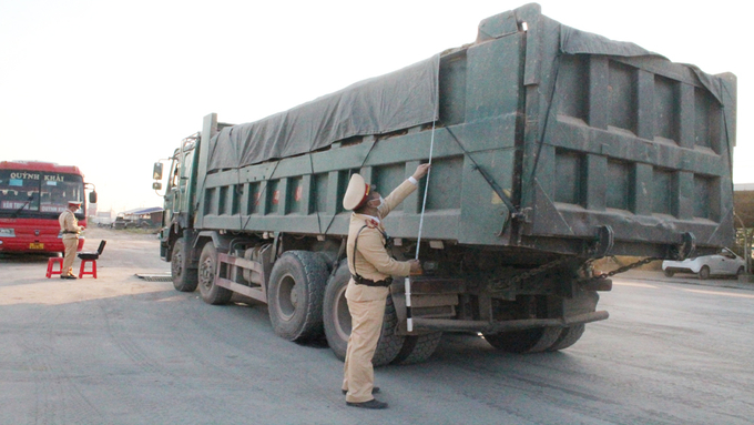 Cán bộ Phòng CSGT kiểm tra phương tiện có dấu hiệu quá khổ lưu thông trên địa bàn tỉnh Bắc Giang.