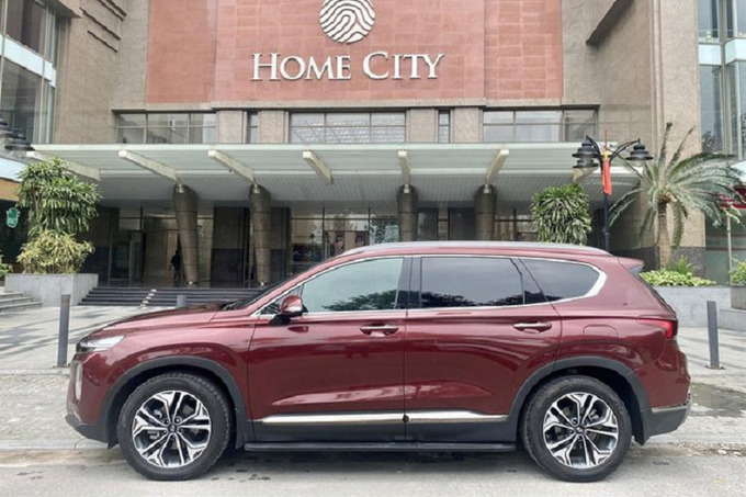 Ngoại hình đẹp của Hyundai Santa Fe dù đã được sử dụng 2 năm.

