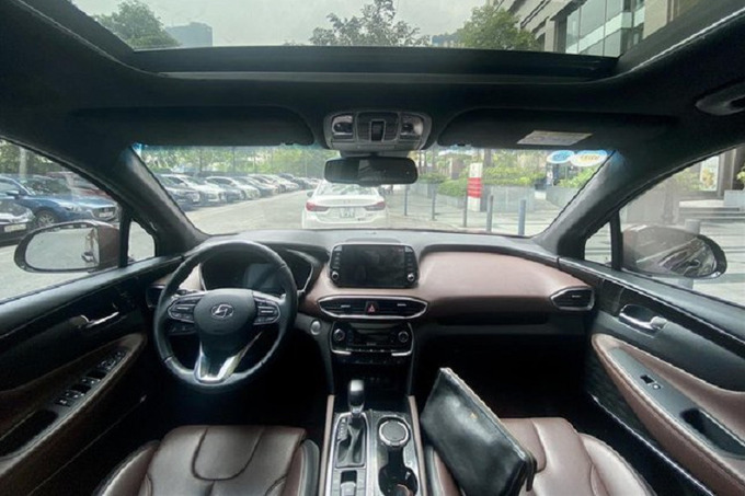 Khoang nội thất rộng rãi, hiện đại với điểm nhấn là hệ thống cửa sổ trời panorama.

