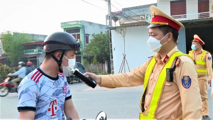 Lực lượng CSGT tăng cường kiểm tra nồng độ cồn
của người điều khiển phương tiện giao thông.