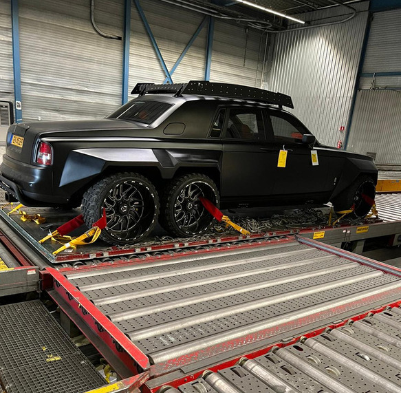 Chiếc Rolls-Royce Phantom độ trang bị mâm, lốp cỡ lớn và bộ nâng gầm - Ảnh: ALPER DMR

