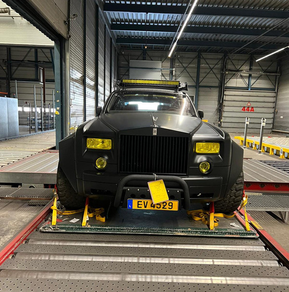 Đèn pha lẫn đèn ban ngày kính vàng cùng vòm bánh khổng lồ và khung bảo vệ xuất hiện tại phần đầu chiếc Rolls-Royce Phantom độ - Ảnh: ALPER DMR

