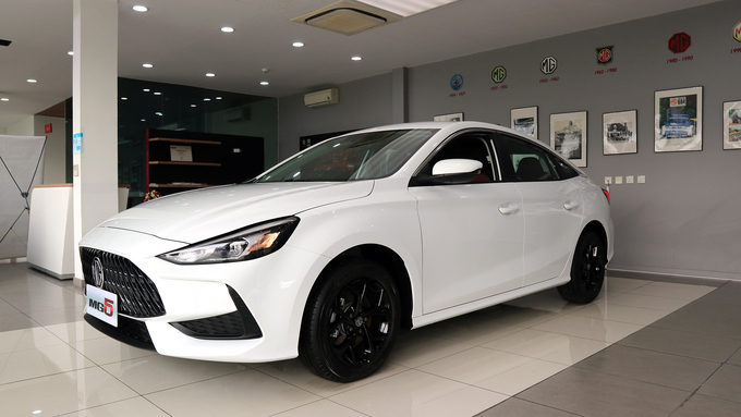 Cùng với cửa sổ trời, bộ vành 16 inch là khác biệt dễ nhận thấy nhất với MG5 STD

