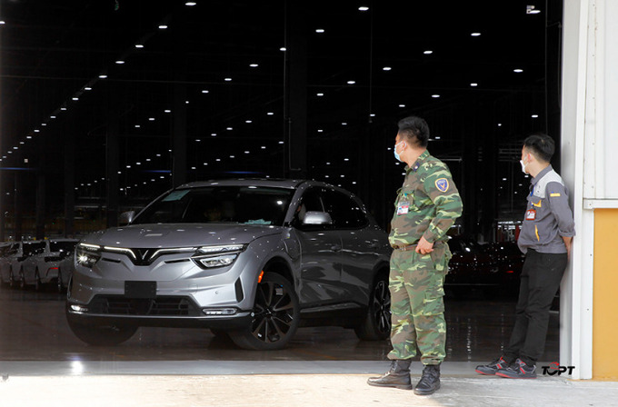 VinFast VF 8 lăn bánh khỏi kho hàng của nhà máy.

