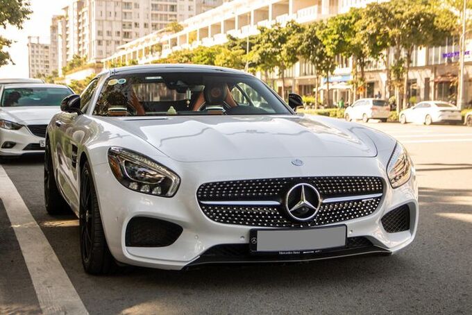 Mercedes-AMG GT S sở hữu thiết kế grand-tourer không quá ấn tượng.

