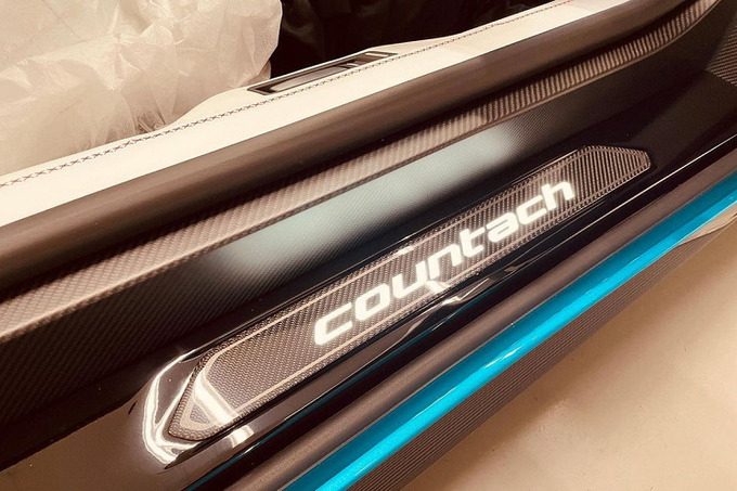 Siêu xe hypercar Lamborghini Countach LPI 800-4 2022 vẫn sở hữu cửa cắt kéo đặc trưng của những chú bò tót V12

