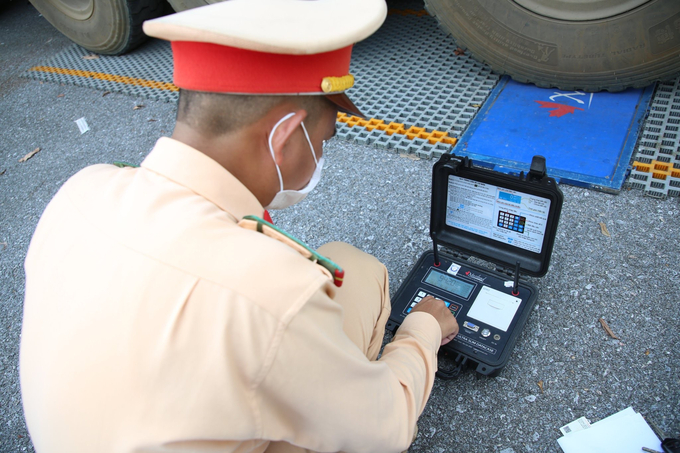 Lực lượng  chức năng mạnh tay xử lý xe quá tải trọng trên các tuyến cao tốc