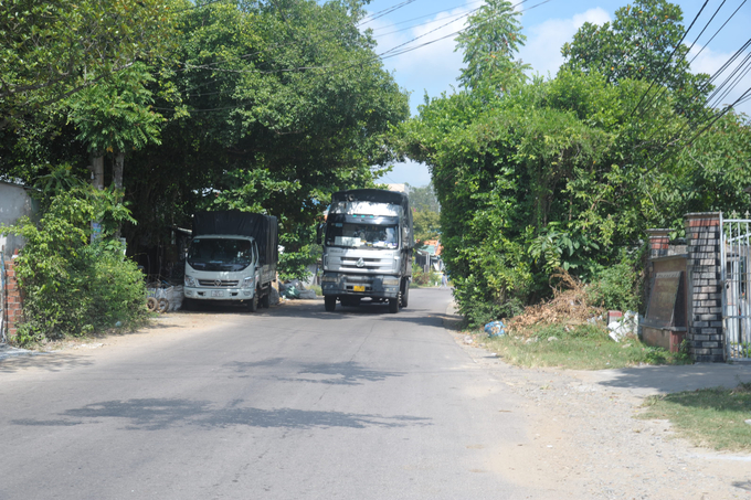 Hàng ngày có hàng nghìn phương tiện lưu thông qua tuyến đường này. Ảnh: Đ.T