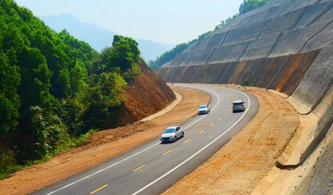 Bộ GTVT yêu cầu Ban QLDA đường Hồ Chí Minh điều chỉnh nội dung, vị trí các biển báo thông tin tốc độ khai thác tối đa cho phép; cấm các phương tiện xe mô tô, xe gắn máy, máy kéo, xe máy chuyên dùng có tốc độ nhỏ hơn 70 km/h, xe thô sơ và người đi bộ lưu thông theo Văn bản 1815 ngày 5/3/2021 của Bộ GTVT để người điều khiển phương tiện biết, chủ động hành trình tại các lối vào đường Hồ Chí Minh (đoạn La Sơn - Hòa Liên).