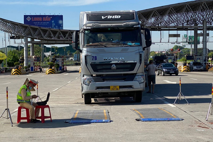 Lực lượng CSGT tiến hành cân để xử lý các xe quá tải.