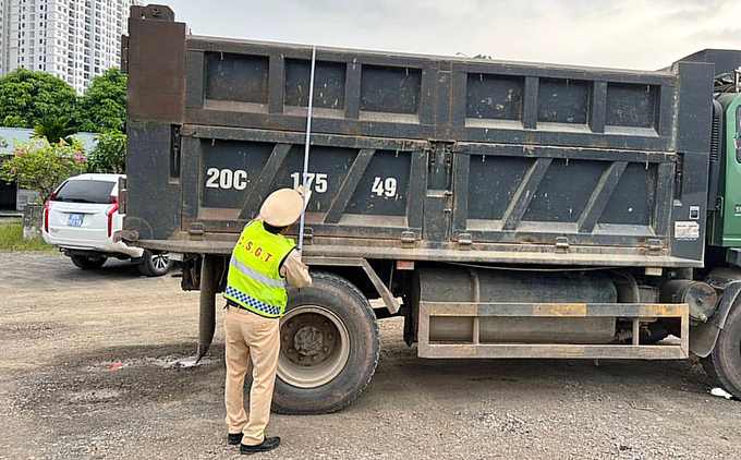 Lực lượng CSGT Hà Nội đo thùng cơi nới để làm căn cứ xử lý vi phạm.