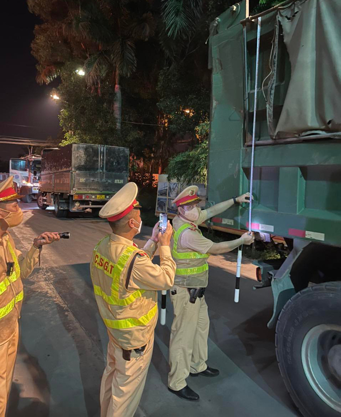 Đội CSGT số 15 xử vi phạm về cơi nới thùng xe bị xử lý ngay tại chỗ.