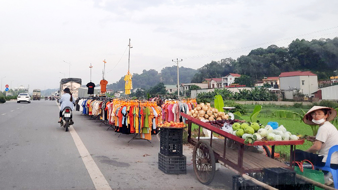 Để hạn chế TNGT cần quyết liệt xử lý tình trạng lấn chiếm lòng lề đường (trong ảnh: Hàng rong lấn chiếm lòng đường đoạn nối Quốc lộ 37 qua xã Nội Hoàng, huyện Yên Dũng).