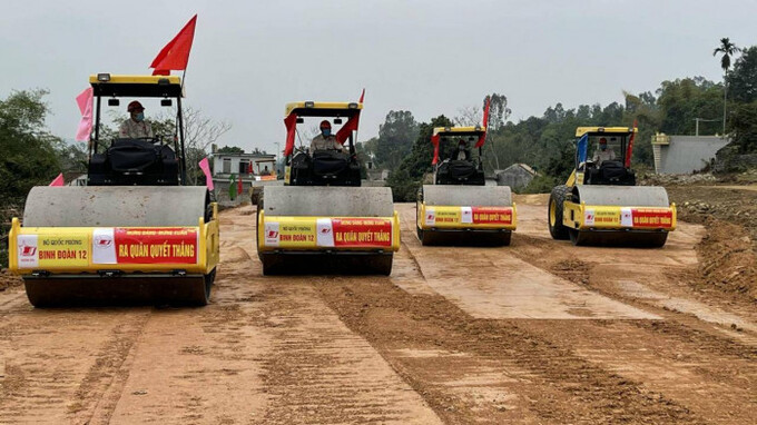 Tổng công ty Xây dựng Trường Sơn đang đảm nhiệm vai trò nhà thầu thi công tại hàng loạt gói thầu lớn trên cao tốc Bắc - Nam. Tuy nhiên, doanh nghiệp này đang phải đối mặt với nhiều khó khăn, thách thức do tình trạng bão giá vật liệu (Trong ảnh: Nhà thầu Tổng công ty Xây dựng Trường Sơn thi công tại dự án cao tốc Mai Sơn - QL45)