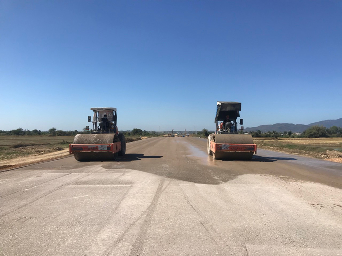 Các nhà thầu cao tốc Bắc - Nam đang lỗ lớn do bão giá vật liệu (trong ảnh: Thi công cao tốc Vĩnh Hảo - Phan Thiết)