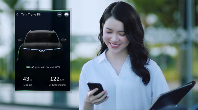 Chủ xe VF e34 theo doi tinh trang sac pin.