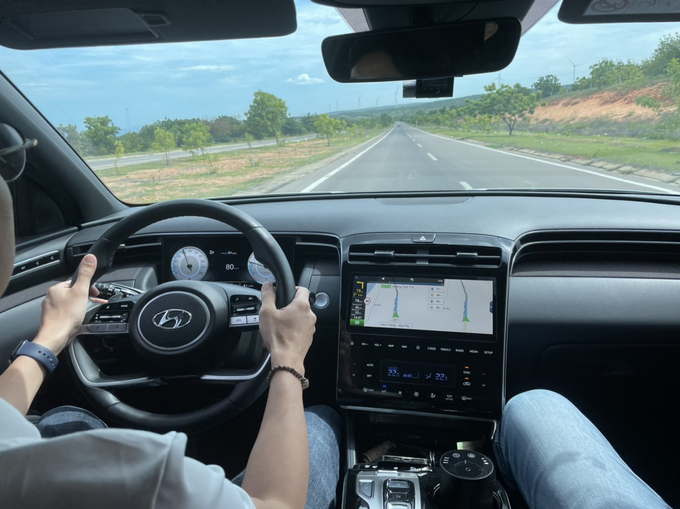 Khoang lái khá rộng rãi.