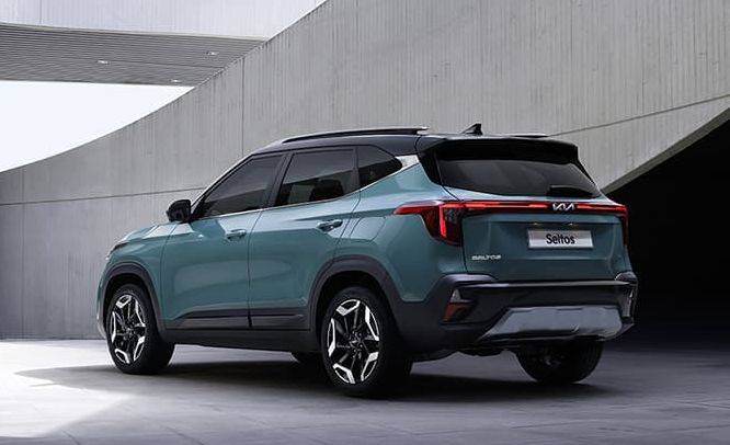 Xe được trang bị thêm một dải đèn LED ngang đuôi xe.