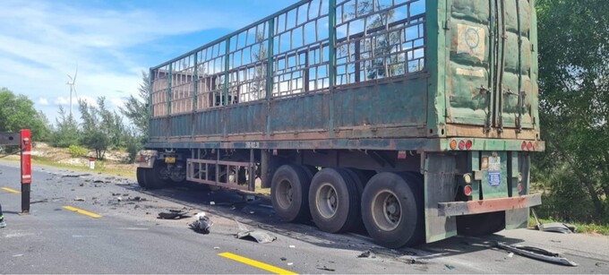 Xe ô tô đầu kéo trong vụ tai nạn với xe con, xảy ra trên QL1A qua huyện Lệ Thủy, tỉnh Quảng Bình.